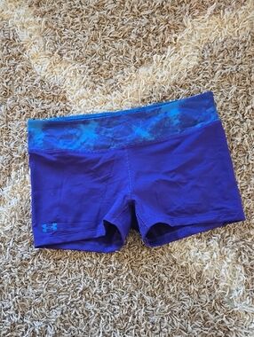 NWT Under Armour Women's Fitted Performance Shorts Blue